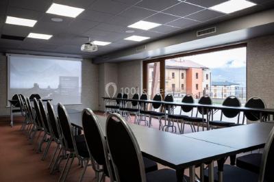 Assiette de repas avec légumes colorés, gratin, pain et verres de vin rouge sur une table en bois.