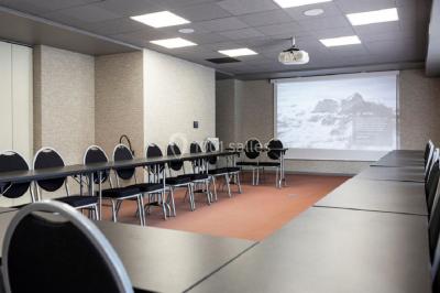 Assiette de repas avec légumes colorés, gratin, pain et verres de vin rouge sur une table en bois.
