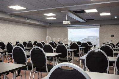 Assiette de repas avec légumes colorés, gratin, pain et verres de vin rouge sur une table en bois.