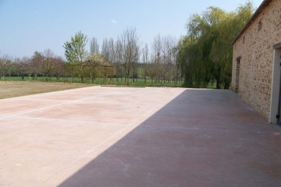 Deux lavabos blancs encastrés dans un plan de travail sombre, avec miroirs et distributeurs de savon muraux rouges.