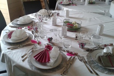 Deux lavabos blancs encastrés dans un plan de travail sombre, avec miroirs et distributeurs de savon muraux rouges.