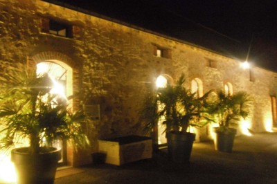 Deux lavabos blancs encastrés dans un plan de travail sombre, avec miroirs et distributeurs de savon muraux rouges.