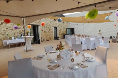 Deux lavabos blancs encastrés dans un plan de travail sombre, avec miroirs et distributeurs de savon muraux rouges.