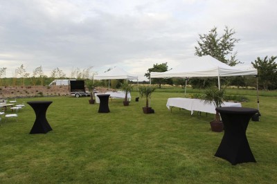 Deux lavabos blancs encastrés dans un plan de travail sombre, avec miroirs et distributeurs de savon muraux rouges.