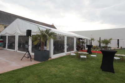 Deux lavabos blancs encastrés dans un plan de travail sombre, avec miroirs et distributeurs de savon muraux rouges.