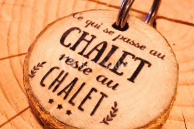 Scène de DJ éclairée par des lumières colorées, entourée de rideaux rouges et de haut-parleurs dans une salle.