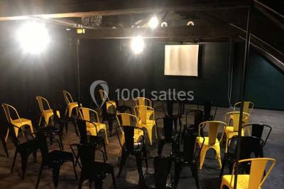 Bar décoré de plantes, bougies et éclairage tamisé, avec un robinet de bière en métal sur le comptoir.