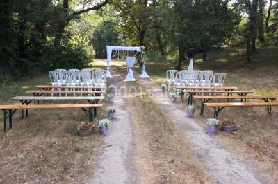 Façade d'un bâtiment illuminée par des motifs colorés, avec guirlandes lumineuses et leur reflet dans un plan d'eau.