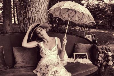 Façade d'un bâtiment illuminée par des motifs colorés, avec guirlandes lumineuses et leur reflet dans un plan d'eau.