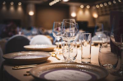 Cascade naturelle entourée de végétation, se déversant dans un bassin calme sous une lumière ensoleillée.