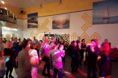 Miniature Location salle Saint-Contest (Calvados) - L'Essentiel #16 Salle comble avec des participants assis et debout lors d'un événement, décorée avec un sapin de Noël et des tableaux muraux.