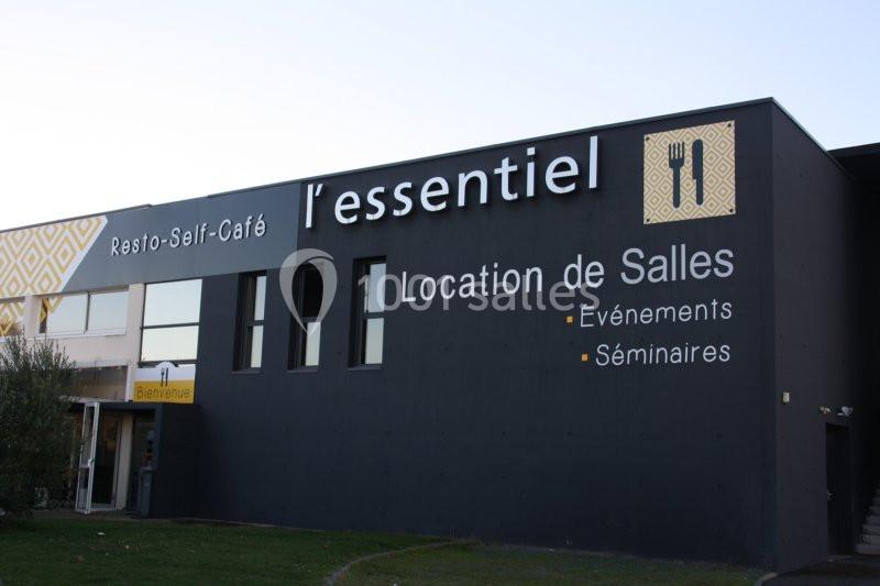 Façade d'un bâtiment avec enseignes indiquant un restaurant, un café et une location de salles pour événements et séminaires.