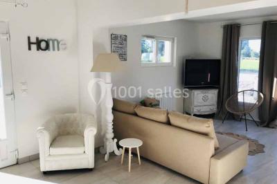 Bancs en bois disposés en extérieur, ornés de sacs en papier, avec une table blanche en arrière-plan près d'un étang.