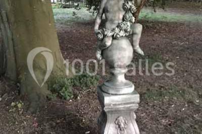 Bancs en bois disposés en extérieur, ornés de sacs en papier, avec une table blanche en arrière-plan près d'un étang.