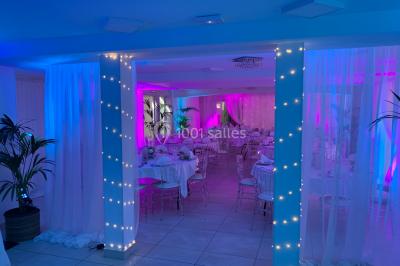 Bancs en bois disposés en extérieur, ornés de sacs en papier, avec une table blanche en arrière-plan près d'un étang.