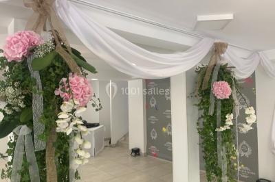 Bancs en bois disposés en extérieur, ornés de sacs en papier, avec une table blanche en arrière-plan près d'un étang.