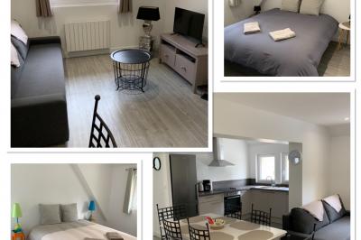 Bancs en bois disposés en extérieur, ornés de sacs en papier, avec une table blanche en arrière-plan près d'un étang.