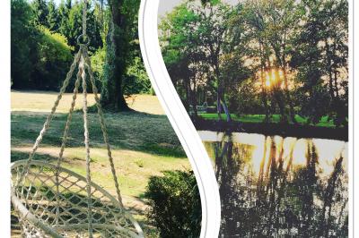 Bancs en bois disposés en extérieur, ornés de sacs en papier, avec une table blanche en arrière-plan près d'un étang.