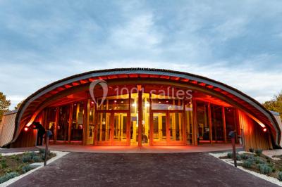 Miniature Accueil Terrasse extérieure avec tables rondes, chaises pliantes et guirlandes lumineuses suspendues, ambiance en soirée.