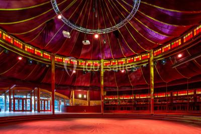 Miniature Cabaret Sauvage Terrasse extérieure avec tables rondes, chaises pliantes et guirlandes lumineuses suspendues, ambiance en soirée.