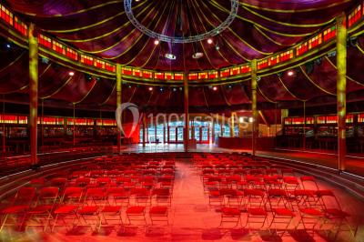 Miniature Cabaret Sauvage - Plénière Terrasse extérieure avec tables rondes, chaises pliantes et guirlandes lumineuses suspendues, ambiance en soirée.
