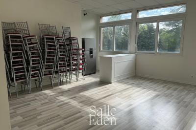 Décoration d'anniversaire avec ballons colorés, fond végétal, et personnages de dessin animé dans une salle festive.