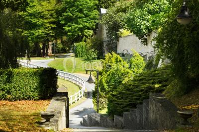 Salle lumineuse avec décoration naturelle, comprenant un canapé en bois, une table en tronc d'arbre et des chaises colorées.