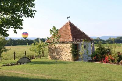 Bouquet de roses roses posé sur une surface blanche avec deux alliances dorées au premier plan.