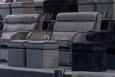 Terrasse extérieure avec mobilier de jardin, vue sur des bâtiments modernes et ciel dégagé en arrière-plan.