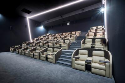 Terrasse extérieure avec mobilier de jardin, vue sur des bâtiments modernes et ciel dégagé en arrière-plan.