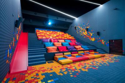 Terrasse extérieure avec mobilier de jardin, vue sur des bâtiments modernes et ciel dégagé en arrière-plan.