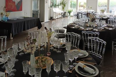 Voiture blanche décorée de fleurs garée devant une maison moderne avec jardin et clôture en métal.