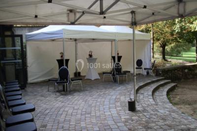 Tables dressées avec des ustensiles de cuisine, planches vertes et ingrédients, dans une salle lumineuse.