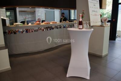 Tables dressées avec des ustensiles de cuisine, planches vertes et ingrédients, dans une salle lumineuse.