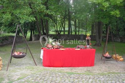 Tables dressées avec des ustensiles de cuisine, planches vertes et ingrédients, dans une salle lumineuse.