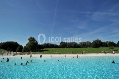 Tables dressées avec des ustensiles de cuisine, planches vertes et ingrédients, dans une salle lumineuse.