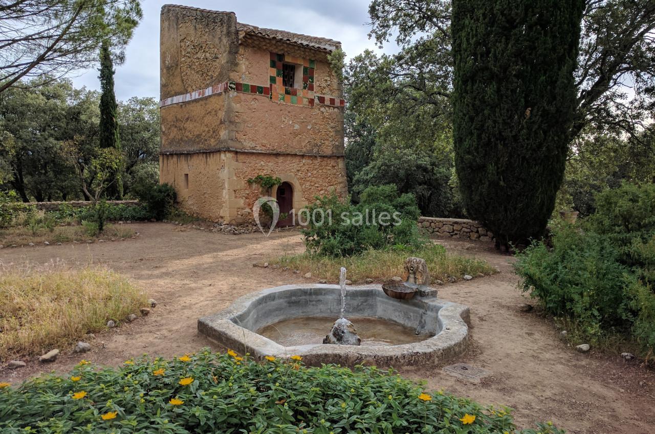Le bassin XIXème et le pigeonnier - Vus depuis le Sud-Ouest.