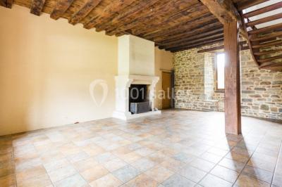 Assiette contenant des cookies et un petit gâteau sur une table noire, avec des verres et un vase décoratif à proximité.