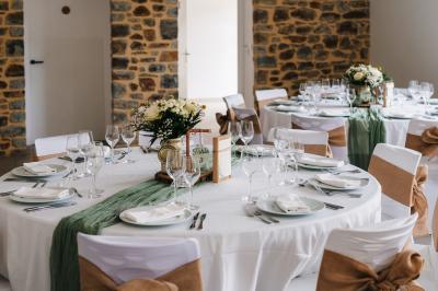 Assiette contenant des cookies et un petit gâteau sur une table noire, avec des verres et un vase décoratif à proximité.