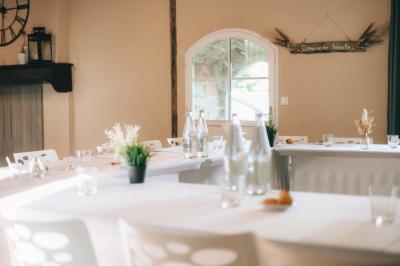 Assiette contenant des cookies et un petit gâteau sur une table noire, avec des verres et un vase décoratif à proximité.