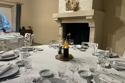 Assiette contenant des cookies et un petit gâteau sur une table noire, avec des verres et un vase décoratif à proximité.