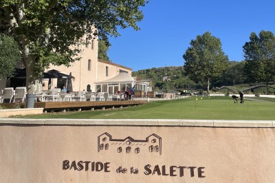 Miniature Location salle Marseille 11 (Bouches-du-Rhône) - La Bastide de la Salette #12 Salle de réception élégamment décorée avec des tables rondes, nappes blanches et centres de table à plumes noires.