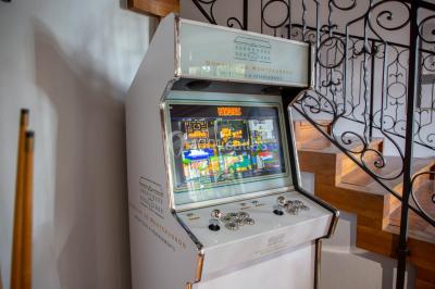 Salle de réception décorée avec des tables rondes recouvertes de nappes rouges, ornées de compositions florales.
