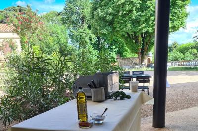 Salle de réception décorée avec des tables rondes recouvertes de nappes rouges, ornées de compositions florales.