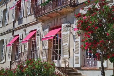 Salle de réception décorée avec des tables rondes recouvertes de nappes rouges, ornées de compositions florales.
