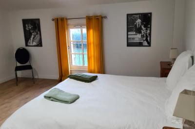 Salle de réception décorée avec des tables rondes recouvertes de nappes rouges, ornées de compositions florales.