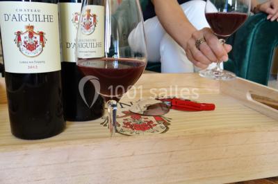 Vue d'un lac entouré d'arbres au lever du soleil, avec des reflets sur l'eau et une légère brume.