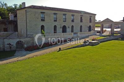 Vue d'un lac entouré d'arbres au lever du soleil, avec des reflets sur l'eau et une légère brume.