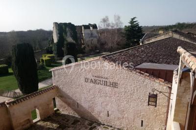 Vue d'un lac entouré d'arbres au lever du soleil, avec des reflets sur l'eau et une légère brume.
