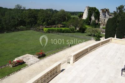 Vue d'un lac entouré d'arbres au lever du soleil, avec des reflets sur l'eau et une légère brume.